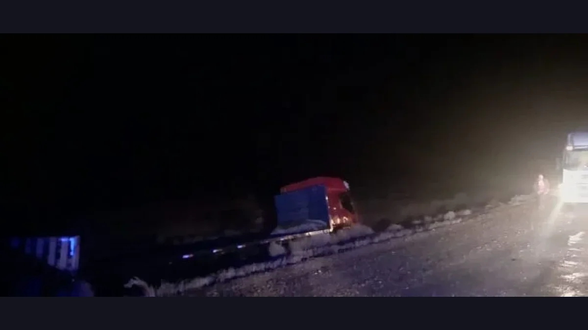 Un camionero chileno terminó en la banquina tras esquivar un pozo