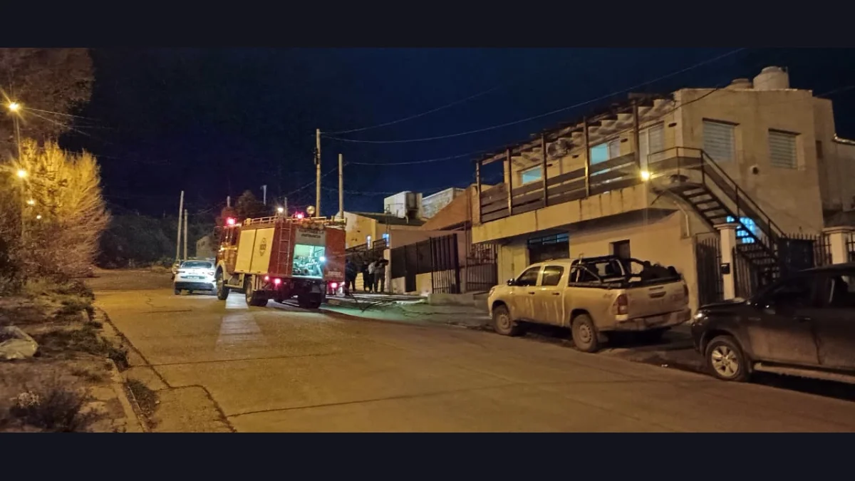 Un incendio en el patio de una vivienda fue controlado a tiempo gracias al aviso de vecinos