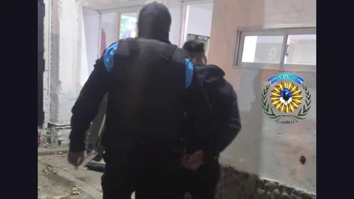 Lo pescaron in fraganti saltando el paredón de una empresa en el Barrio Industrial