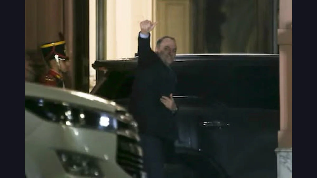 La última reunión de Milei con Adorni, desconcierto interno por el triple abrazo y los primeros pasos de Santilli